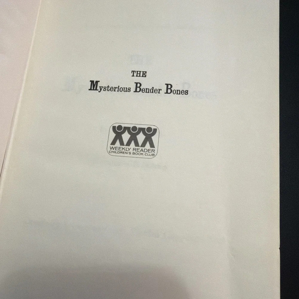 THE MYSTERIOUS BENDER BONES SUSAN MEYERS HC 1970 WEEKLY READER!